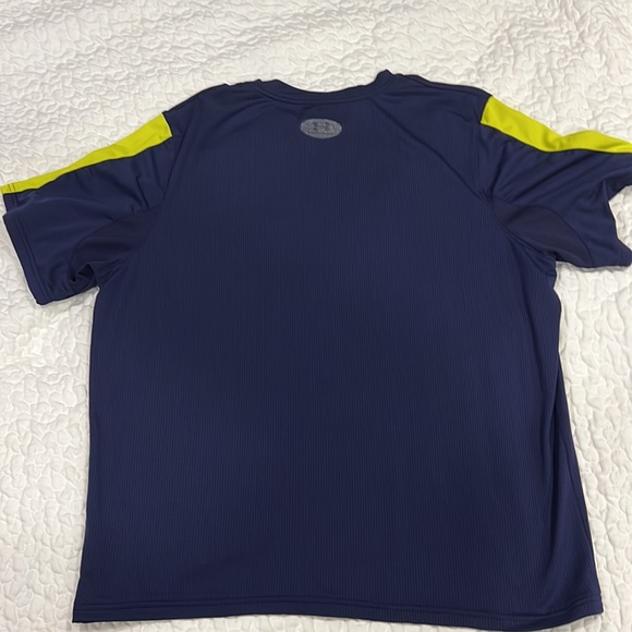 Underarmour short sleeve navy tshirt yellow bands on sleeves wicking material XL - Picture 6 of 7